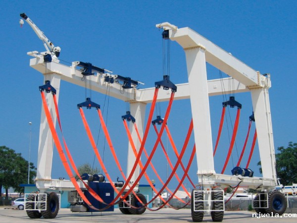 游艇吊的建造材料有哪些常见选择？